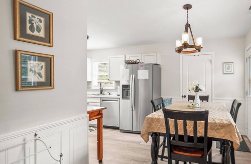 Beaufort House | Cozy Cottage, Deck + Yard, Near Downtown & 10 min to Parris Island