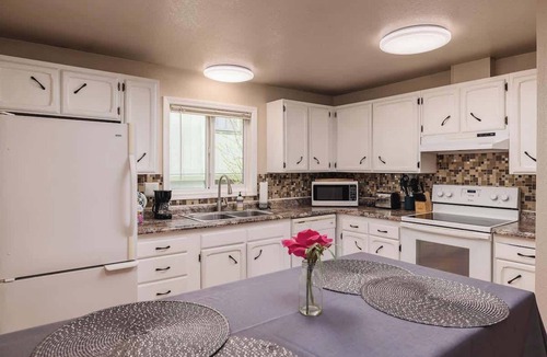Taku - Campbell Apartment | Cozy Creekside Retreat -2BR Near Airport