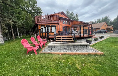 Rabbit Creek House | COZY HILLSIDE HOME WITH A BEAUTIFUL DECK, FIRE PIT, SAUNA & PLENTY OF PARKING