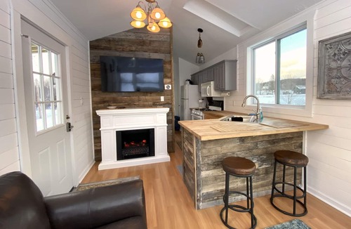 Whitingham House | Cozy Lakeside Tiny Home, kayaks included, fishing, hot tub, Near Skiing