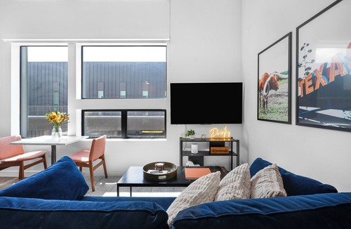 East Cesar Chavez Condo | Cozy Loft Near Rainey & 6th St, Lady Bird Lake