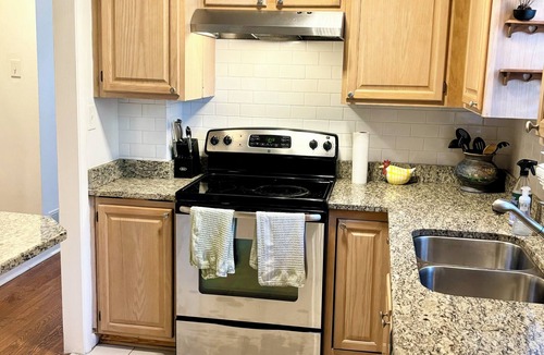 Piedmont Heights House | Cozy Midtown Townhouse, Walk to Peidmont Park, Beltline, Ansley mall, Sleeps 6