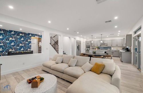 Enterprise House | Cozy Modern 5bd Home, 10mins to Airport, 15mins to the Strip, Pool & Jacuzzi!