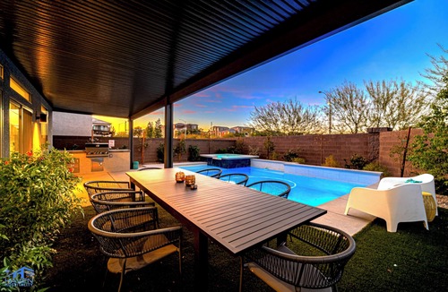 Enterprise House | Cozy Modern 5bd Home, 10mins to Airport, 15mins to the Strip, Pool & Jacuzzi!