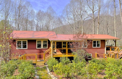Clyde Cottage | Cozy Mountain Cabin Nestled on 3.5 Acres - Multi-Tier Deck, Creek Access!