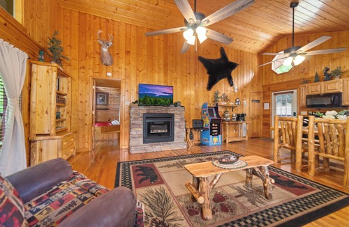 Sevierville Cabin | Cozy Mountain Cabin w/Private Hot Tub 1.5 Miles to Dollywood Walk to the Pool!