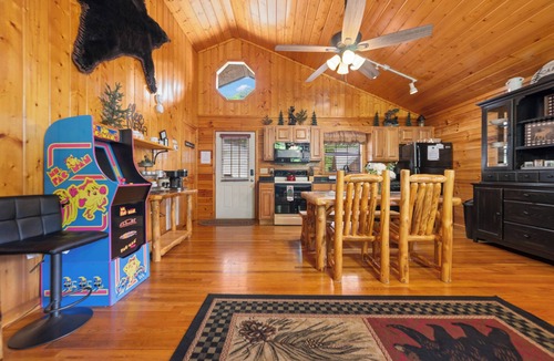 Sevierville Cabin | Cozy Mountain Cabin w/Private Hot Tub 1.5 Miles to Dollywood Walk to the Pool!