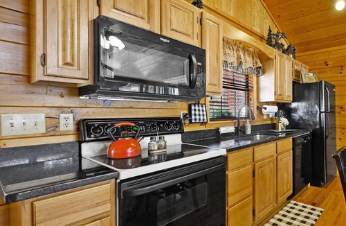 Sevierville Cabin | Cozy Mountain Cabin w/Private Hot Tub 1.5 Miles to Dollywood Walk to the Pool!