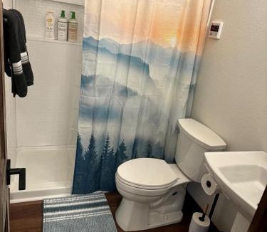Bear Creek House | Cozy Mountain Cottage with Stunning Views near Seward, Alaska