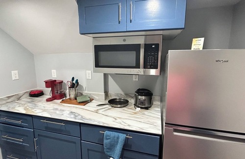 Nashua House | Cozy, NEW, Spacious 1-bedroom suite with AC in charming Nashua