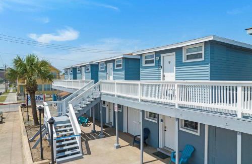 San Jacinto Apartment | Cozy ocean view condo on Galvestons east end, close to cruise terminal