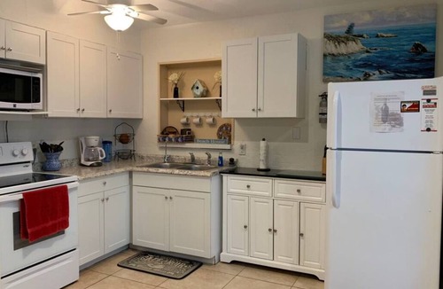 Fruitville House | Cozy Palm Retreat Enjoyable 3-bedroom house with AC for a relaxing stay