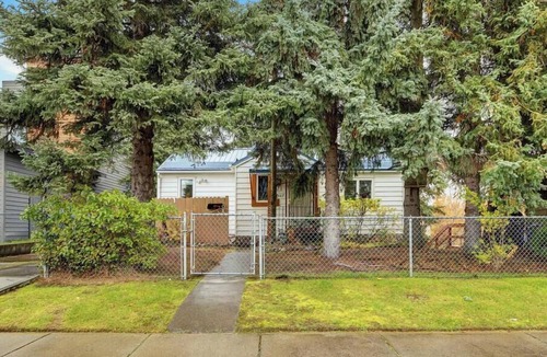 South Addition House | Cozy Private Cottage- 5 min. walk to Coastal Trail, Restaurants, Park Strip