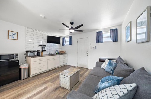 San Jacinto Apartment | Cozy studio across the street from the seawall and close to Cruise Terminal