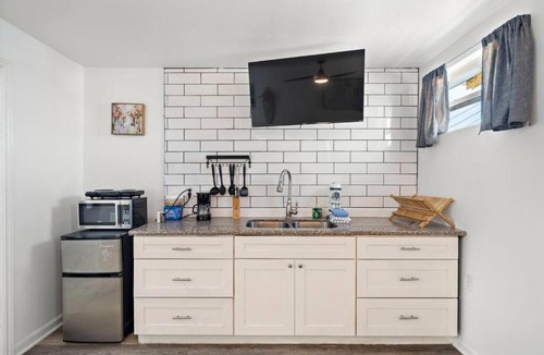 San Jacinto Apartment | Cozy studio across the street from the seawall and close to Cruise Terminal