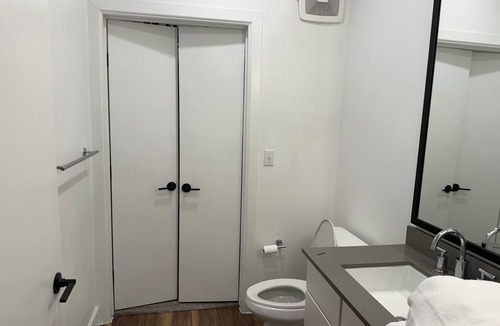 East Cesar Chavez Apartment | Cozy studio apartment in peaceful East Austin with AC and gym access