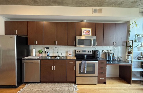 Midtown Apartment | Cozy studio in a lovely the heart of Midtown with rooftop pool and gym access