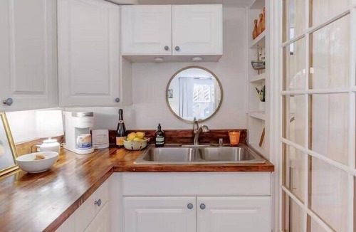 Thunderbolt Apartment | Cozy Studio/Sleeps 2/Mins to DT and Tybee/Outdoor Patio