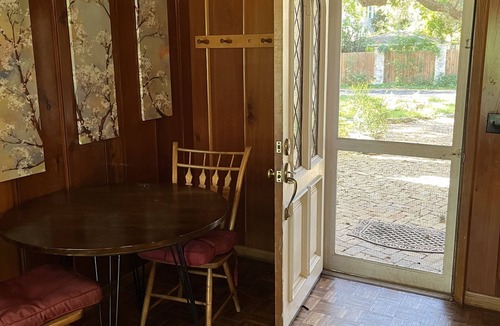 Barton Heights Apartment | Cozy studio under the Oaks, easy walk to Zilker park and fun!