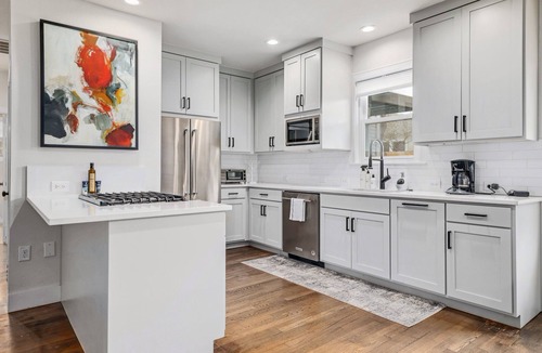 Clarksville House | Cozy Unit + Minutes to Downtown - Ivory II