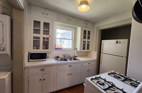 Greater Heights House | Cute & Quiet Garage Apt Home