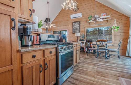 Fort Davis Cabin | Davis Mountains Hideaway-Cactus Flower Cabin
