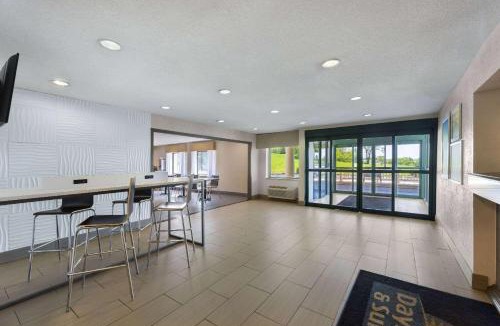 Kansas City Hotel | Days Inn & Suites by Wyndham Kansas City South