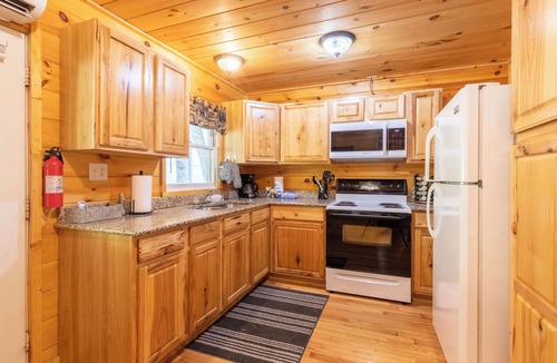 Bryson City Cabin | Deep Creek Cottage-Creek side- close to the Polar Express