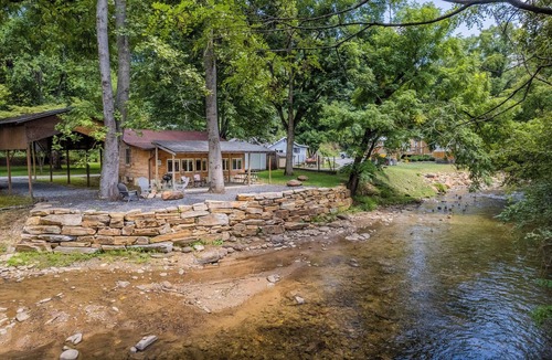 Bryson City Cabin | Deep Creek Cottage-Creek side- close to the Polar Express