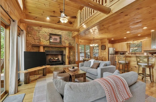 Walnut Mountain Cabin | Deer Ridge - pool table, pet-friendly mountain view, easy drive, cabin rental in Ellijay