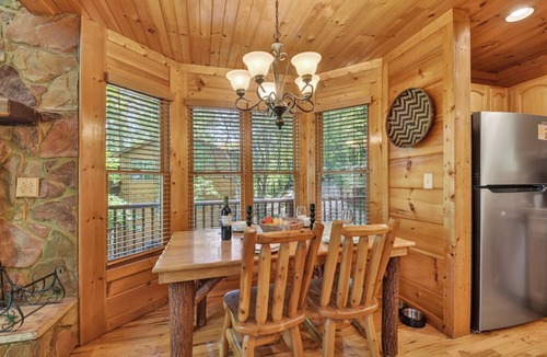 Walnut Mountain Cabin | Deer Ridge - pool table, pet-friendly mountain view, easy drive, cabin rental in Ellijay