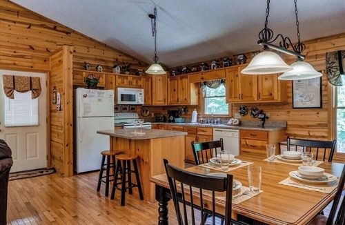 Eagle Mountain Cabin | Deer Tracks Located in Coosawattee Resort
