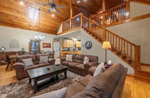 Ellijay Cabin | DeerWoodsLodge Hot Tub Fire Pit-Arcade-Large Groups-Family Reunion-Retreats