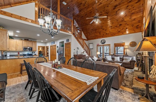 Ellijay Cabin | DeerWoodsLodge Hot Tub Fire Pit-Arcade-Large Groups-Family Reunion-Retreats
