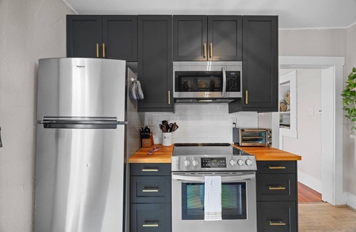 Oakley House | Deja Blue Luxurious Pet Friendly 30+ day Rental in Asheville | Two Fenced In Yards!