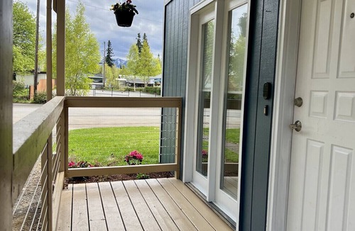 Fairview Apartment | Delightful Sleek Modern 2 Bed 1 Bath apt