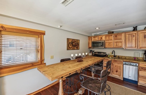 Blowing Rock Cottage | Downtown Blowing Rock Getaway - STEPS to Shop & Dining - Cozy Fireplace "BEAR"