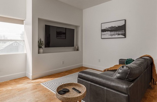 Downtown Anchorage Apartment | Downtown luxury stay king bed