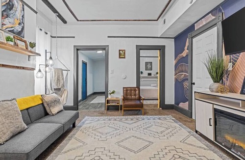 Portsmouth Apartment | Duplex w/fast Wi-Fi & stocked kitchen