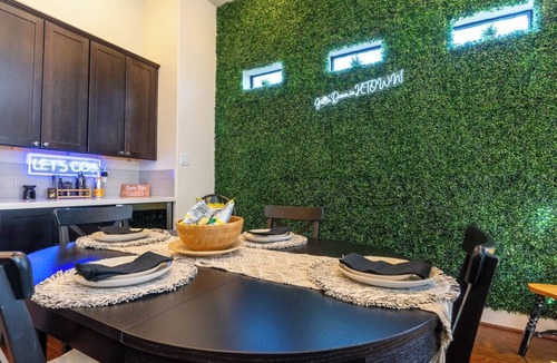 East Downtown Houston House | EADO ROOFTOP City View+Major international sporting event VIBES, walk to GRB and Toyota Center.