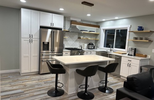 Mendenhall Valley Apartment | Eagle’s Nest River and Mountain View. Walking distance to the Airport.