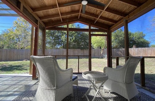 Pecan Springs Springdale House | East Austin 3BR 5 miles to downtown/UT stadium/Moody/SXSW. Large yard, pets Ok.