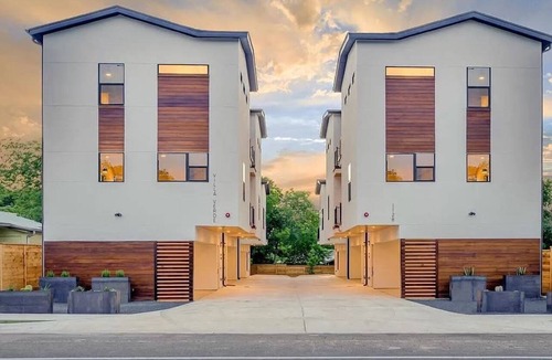 Blackshear-Prospect Hill Condo | East Downtown 3BR Condo w Fast WiFi and Sleeps 8
