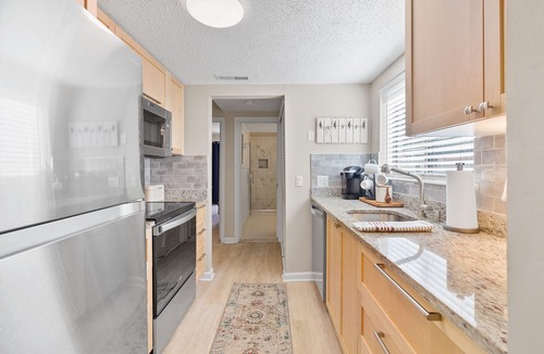 Folly Field Villa | EASY WALK TO THE BEACH - PETS WELCOME - STEPLESS - PRIVATE ENCLOSED PATIO