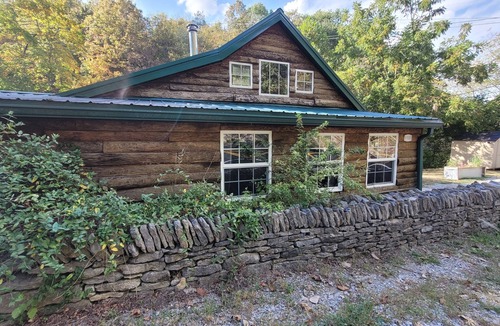 Frankfort Cottage | Eire Cottage, Private Waterfall views, Hot tub. On Bourbon trail.