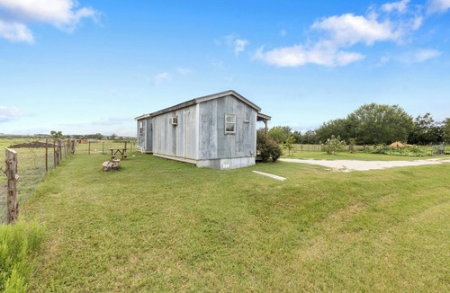 Prairie Lea Apartment | El Olivo - Goats + Fast Wi-Fi + 10 min to town