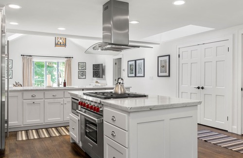 Andover House | Elegant Downtown Retreat 5 Bedrooms & First Floor Primary Suite