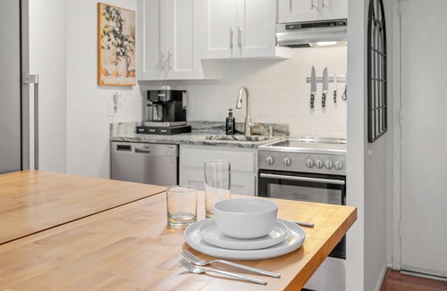 Downtown Seattle Condo | Elektra! Steps to Convention Ctr, King Bed, 75" TV