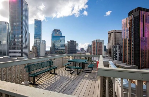 Downtown Seattle Condo | Elektra! Steps to Convention Ctr, King Bed, 75" TV