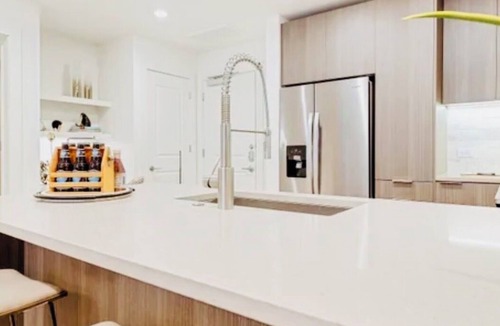Everett Apartment | Elite Resort Home Pool, Jacuzzi, Basketball Sleeps 16+ King Beds Shuttle